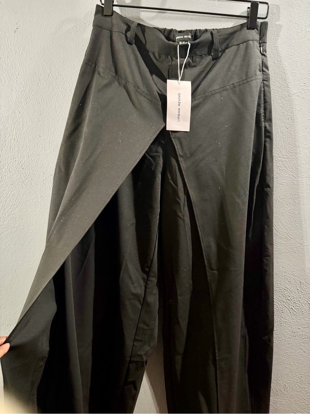Elegant Wide-Leg Black Trousers — Modern High-Rise - Picture 3 of 8